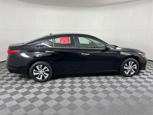Photo of 2025 Super Black Clearcoat Nissan Altima