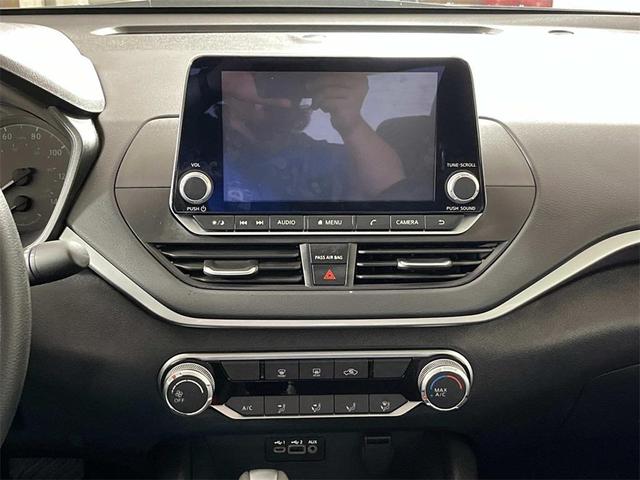 Photo of 2025 Super Black Clearcoat Nissan Altima