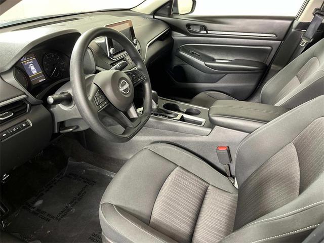 Photo of 2025 Super Black Clearcoat Nissan Altima