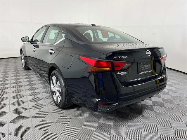 Photo of 2025 Super Black Clearcoat Nissan Altima