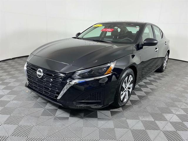 Photo of 2025 Super Black Clearcoat Nissan Altima