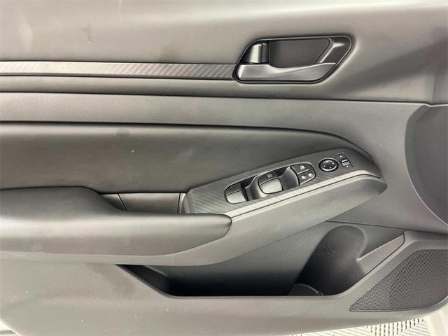 Photo of 2025 Glacier White Nissan Altima