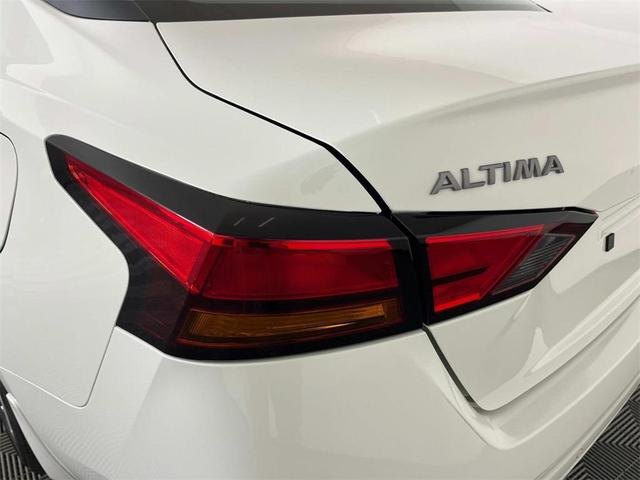 Photo of 2025 Glacier White Nissan Altima