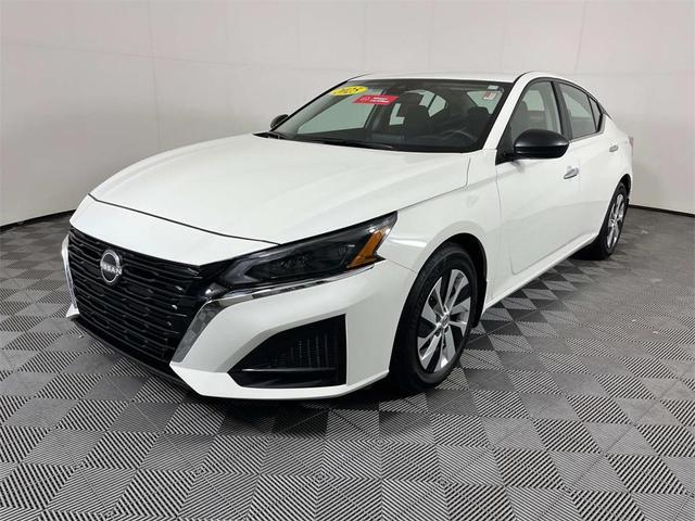 Photo of 2025 Glacier White Nissan Altima