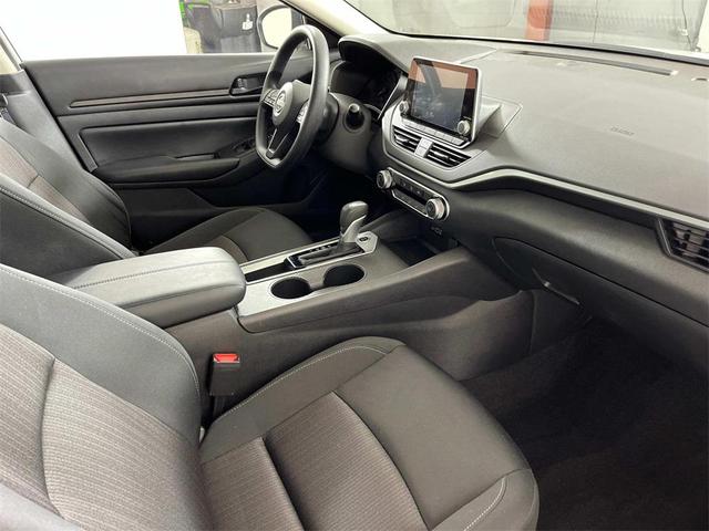 Photo of 2025 Glacier White Nissan Altima