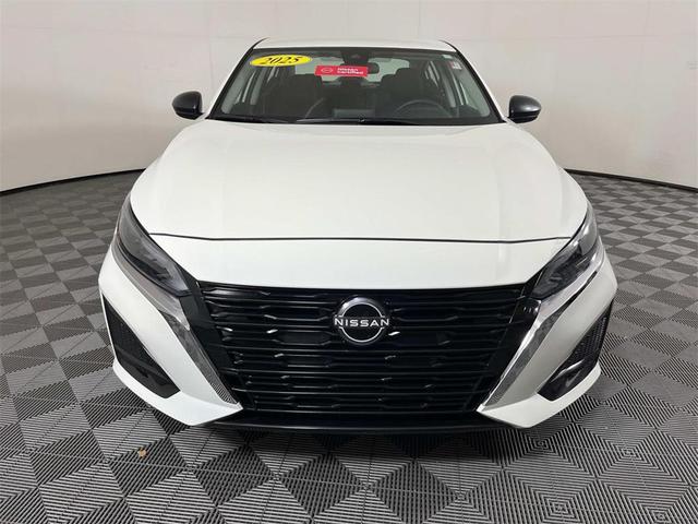 Photo of 2025 Glacier White Nissan Altima