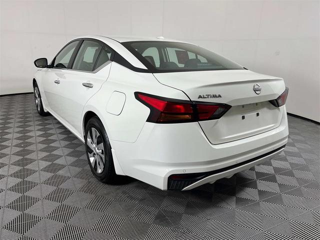 Photo of 2025 Glacier White Nissan Altima