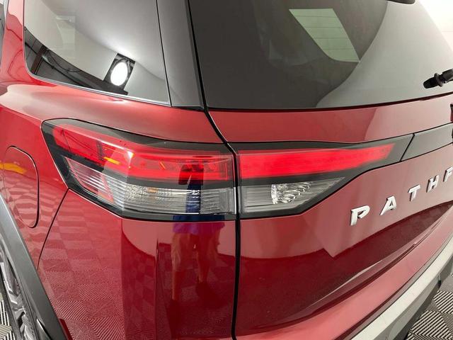 Photo of 2024 Scarlet Ember Tintcoat/Super Black Nissan Pathfinder