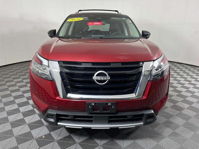 Photo of 2024 Scarlet Ember Tintcoat/Super Black Nissan Pathfinder
