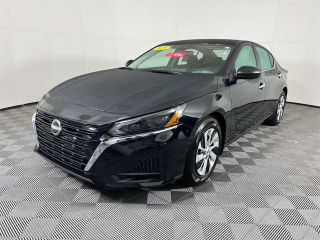 Photo of 2025 Super Black Clearcoat Nissan Altima
