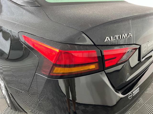 Photo of 2025 Super Black Clearcoat Nissan Altima