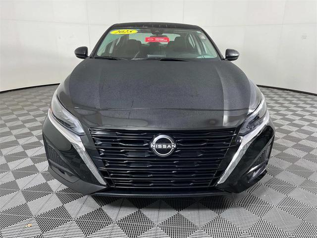 Photo of 2025 Super Black Clearcoat Nissan Altima