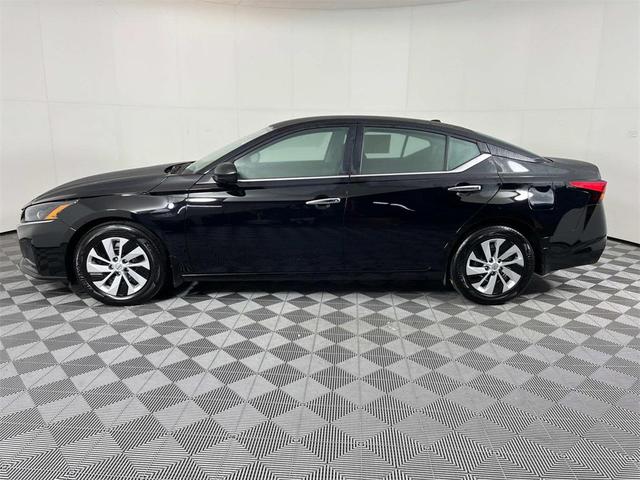 Photo of 2025 Super Black Clearcoat Nissan Altima