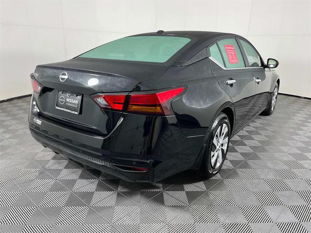 Photo of 2025 Super Black Clearcoat Nissan Altima