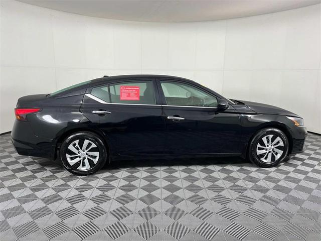 Photo of 2025 Super Black Clearcoat Nissan Altima