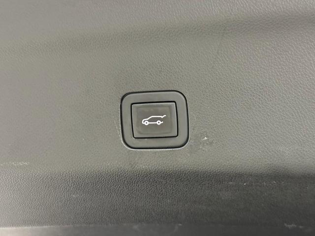 Photo of 2023 Crystal White Tricoat Cadillac Escalade