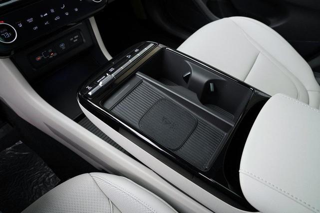 Photo of 2025 Shimmering Silver Hyundai TUCSON Hybrid