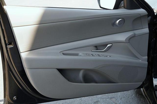 Photo of 2025 Black Hyundai ELANTRA HEV