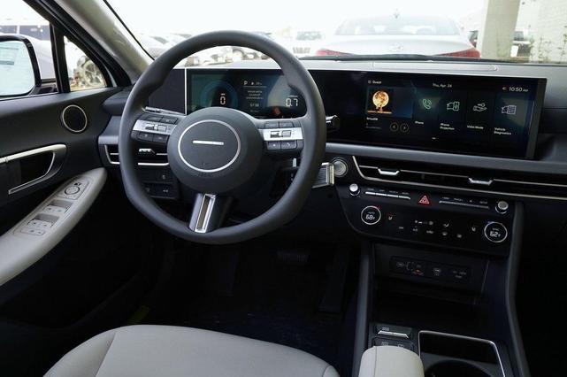 Photo of 2025 White Hyundai SONATA