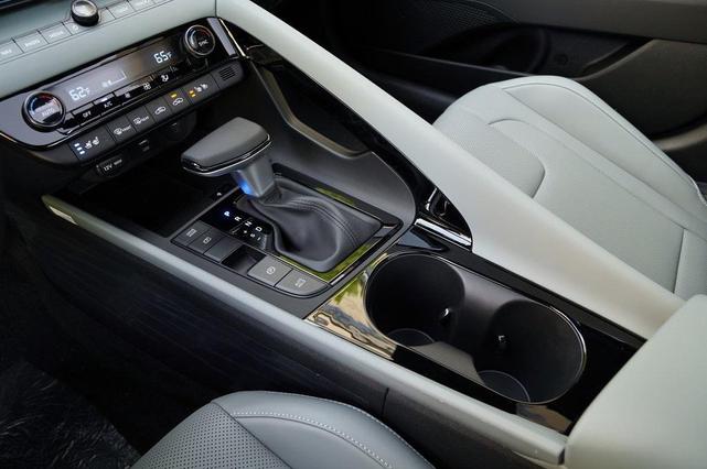 Photo of 2025 Gray Hyundai ELANTRA HEV