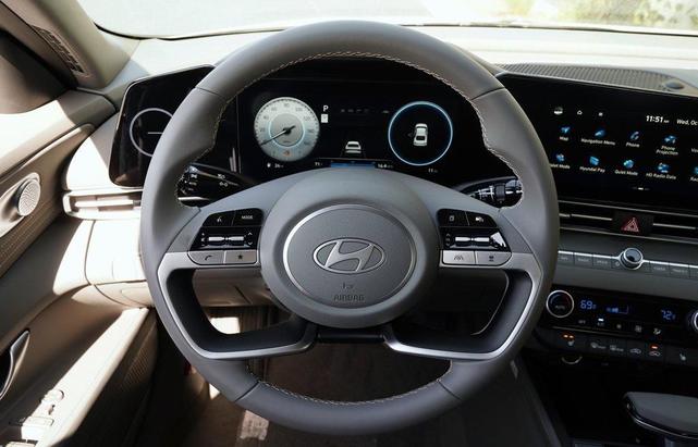 Photo of 2025 White Hyundai ELANTRA