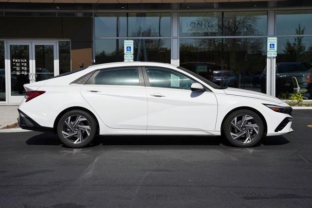 Photo of 2025 White Hyundai ELANTRA
