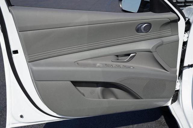 Photo of 2025 White Hyundai ELANTRA