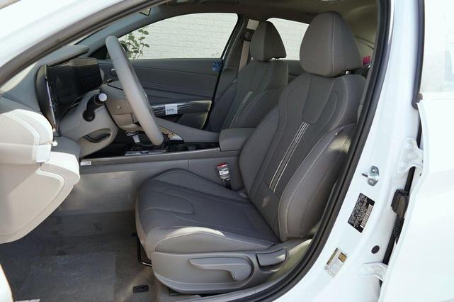 Photo of 2025 White Hyundai ELANTRA