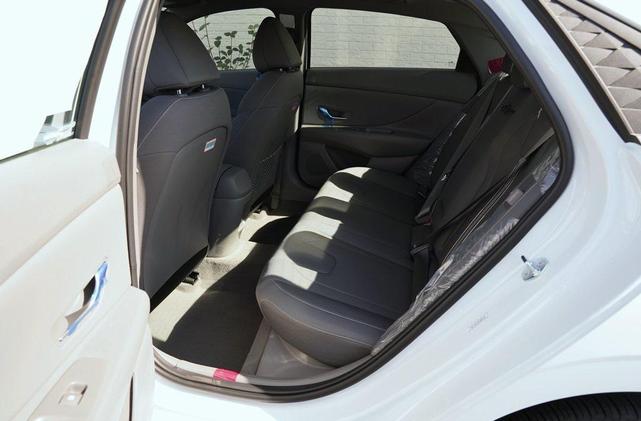 Photo of 2025 White Hyundai ELANTRA