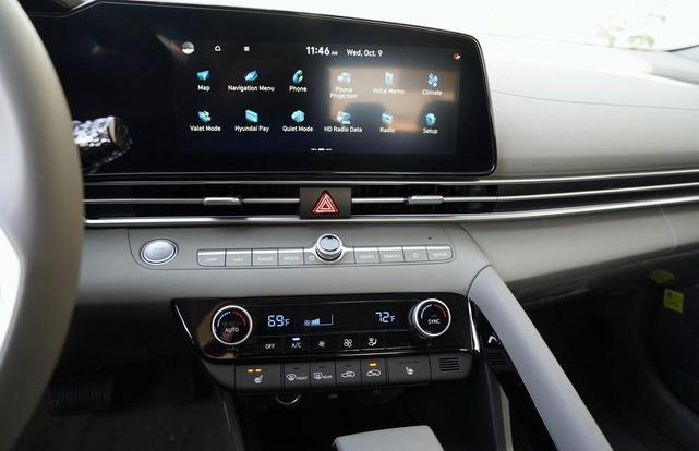 Photo of 2025 White Hyundai ELANTRA