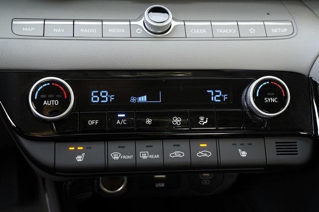 Photo of 2025 White Hyundai ELANTRA