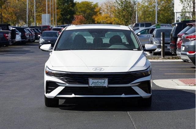 Photo of 2025 White Hyundai ELANTRA