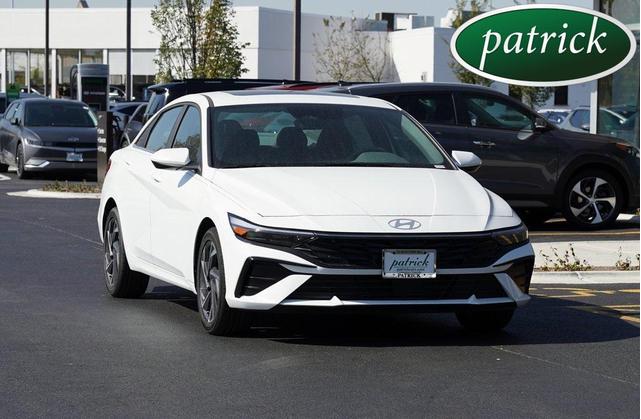 Photo of 2025 White Hyundai ELANTRA