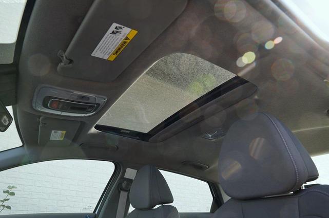 Photo of 2025 White Hyundai ELANTRA