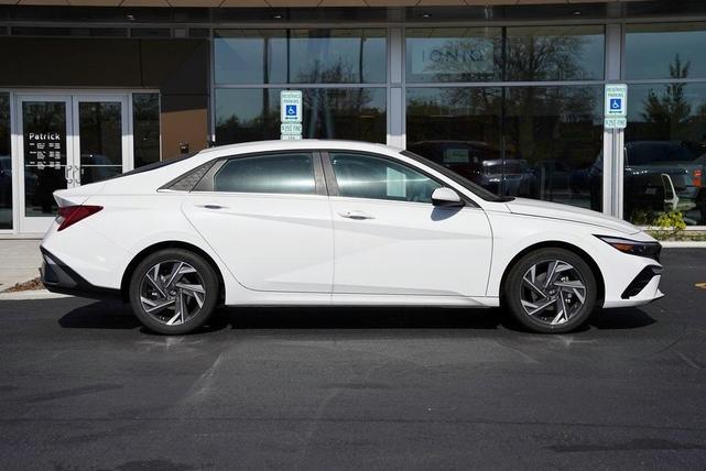 Photo of 2025 White Hyundai ELANTRA