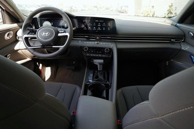 Photo of 2025 White Hyundai ELANTRA