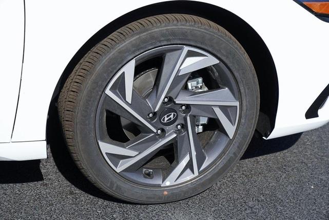 Photo of 2025 White Hyundai ELANTRA