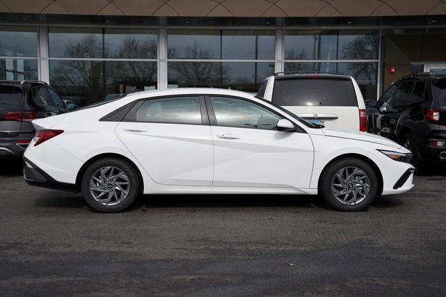 Photo of 2025 White Hyundai ELANTRA HEV