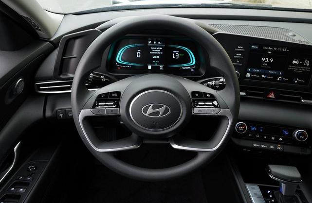 Photo of 2025 Gray Hyundai ELANTRA HEV