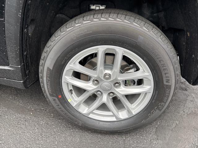 Photo of 2025 Diamond Black Crystal Pearlcoat Jeep Grand Cherokee