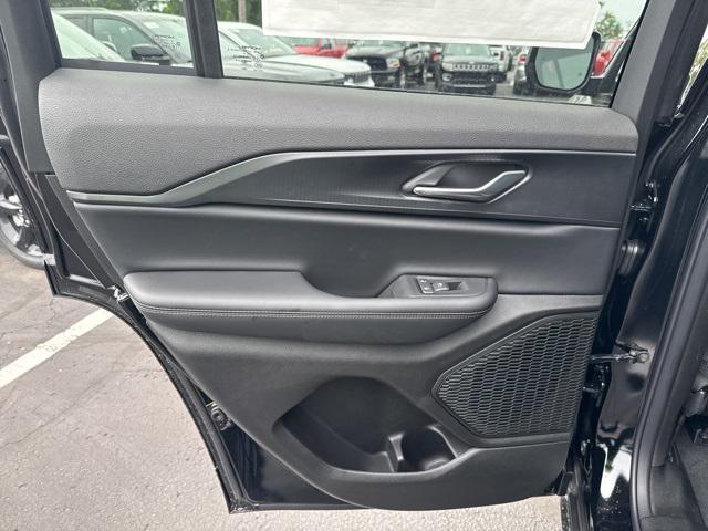 Photo of 2025 Diamond Black Crystal Pearlcoat Jeep Grand Cherokee
