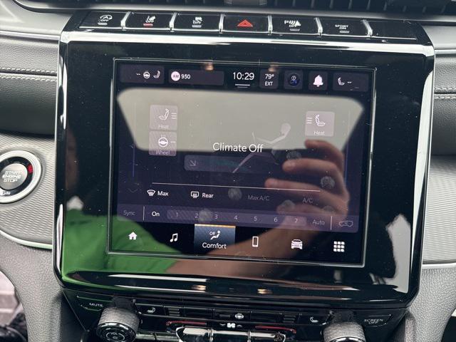 Photo of 2025 Diamond Black Crystal Pearlcoat Jeep Grand Cherokee
