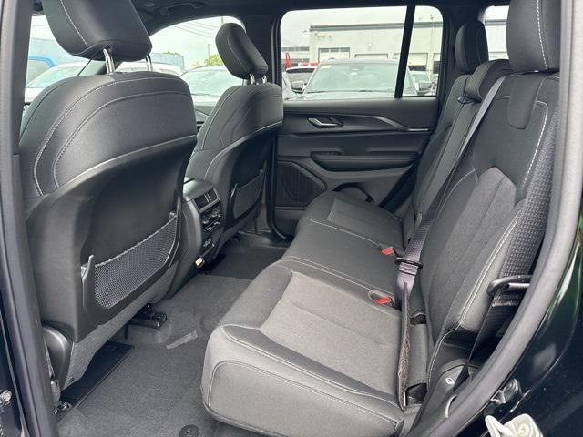 Photo of 2025 Diamond Black Crystal Pearlcoat Jeep Grand Cherokee