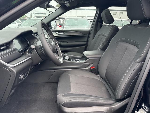 Photo of 2025 Diamond Black Crystal Pearlcoat Jeep Grand Cherokee