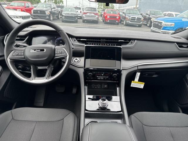 Photo of 2025 Diamond Black Crystal Pearlcoat Jeep Grand Cherokee