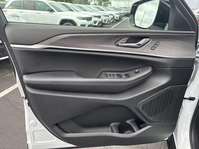 Photo of 2025 Bright White Clearcoat Jeep Grand Cherokee L