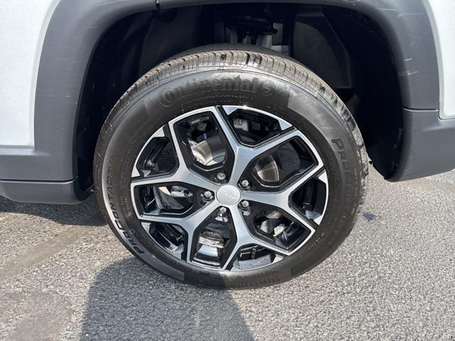Photo of 2024 Silver Zynith Metallic Clearcoat Jeep Compass