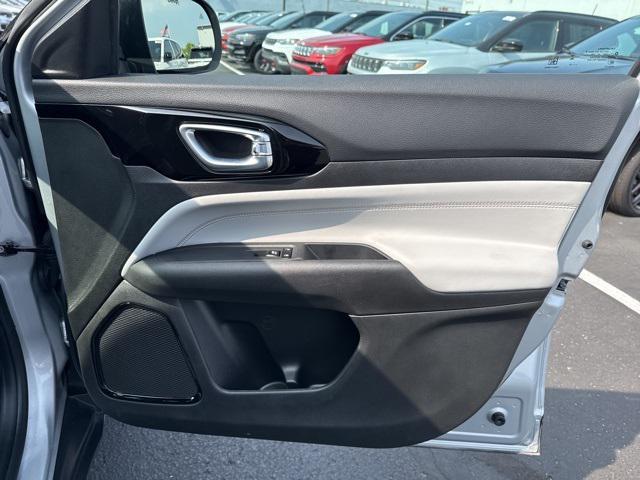 Photo of 2024 Silver Zynith Metallic Clearcoat Jeep Compass