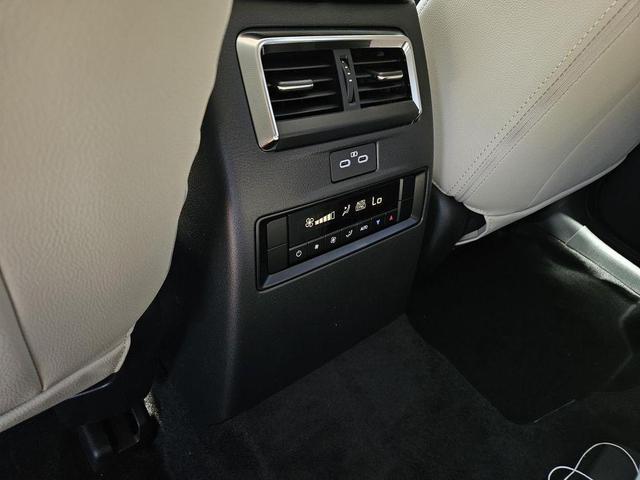 Photo of 2025 Zircon Sand Metallic Mazda CX-70 PHEV