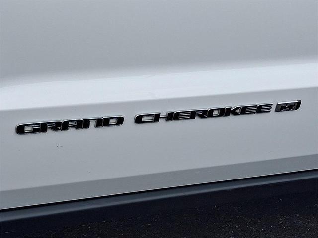 Photo of 2022 White Jeep Grand Cherokee WK